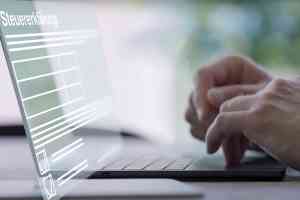 Hände auf Laptoptastatur